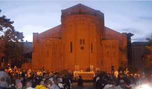 L'Altare predisposto sotto le absidi dell'Abbazia